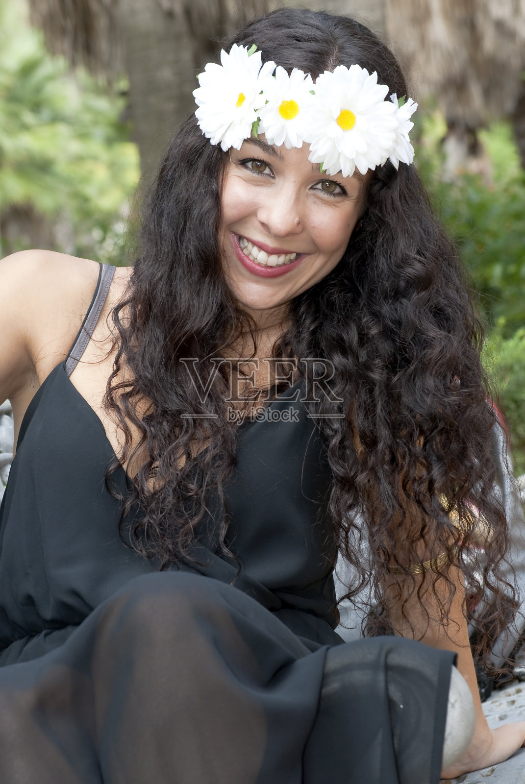 戴着白花花环的漂亮女人照片摄影图片