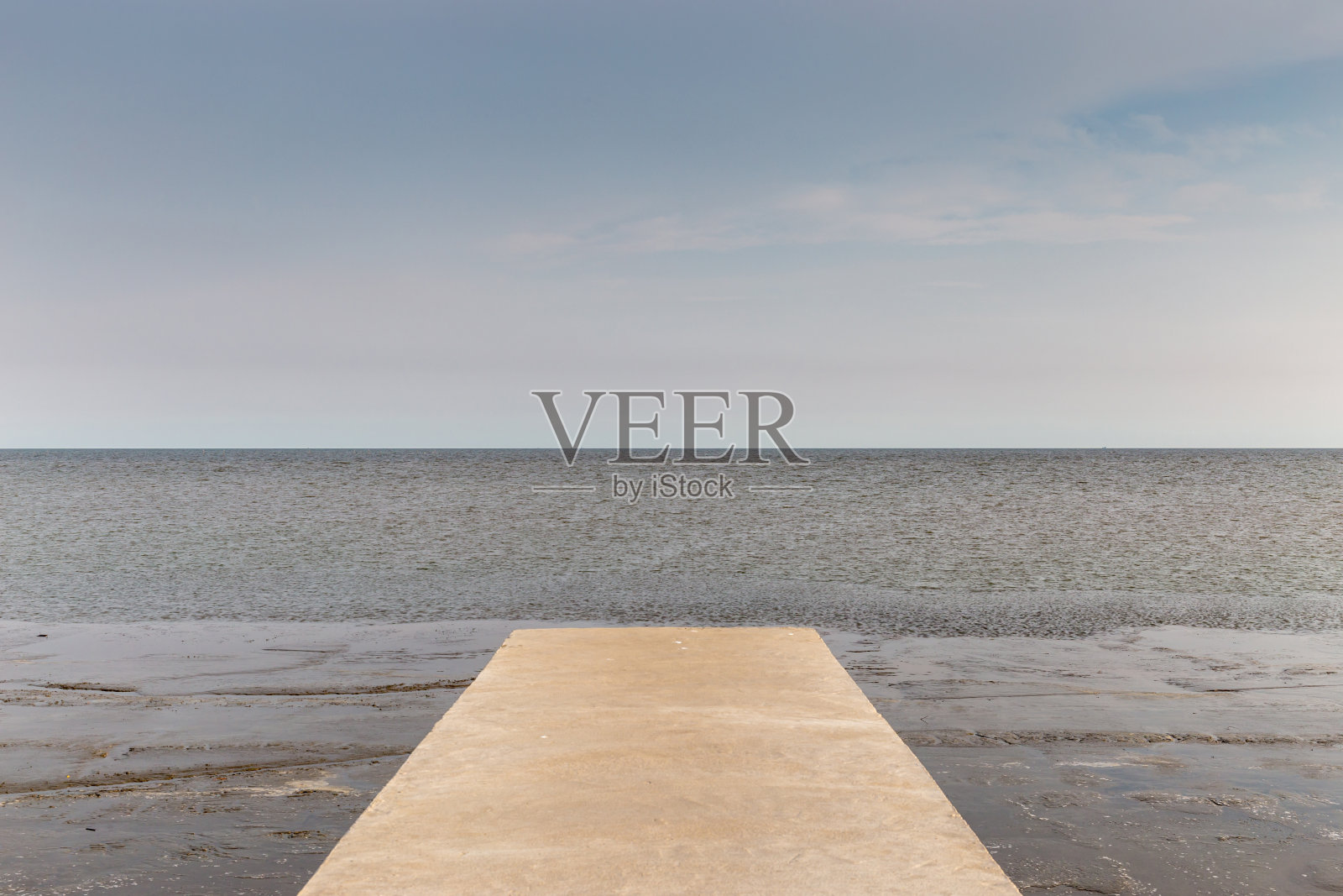 前往泰国渔港途中的水泥桥海景。照片摄影图片