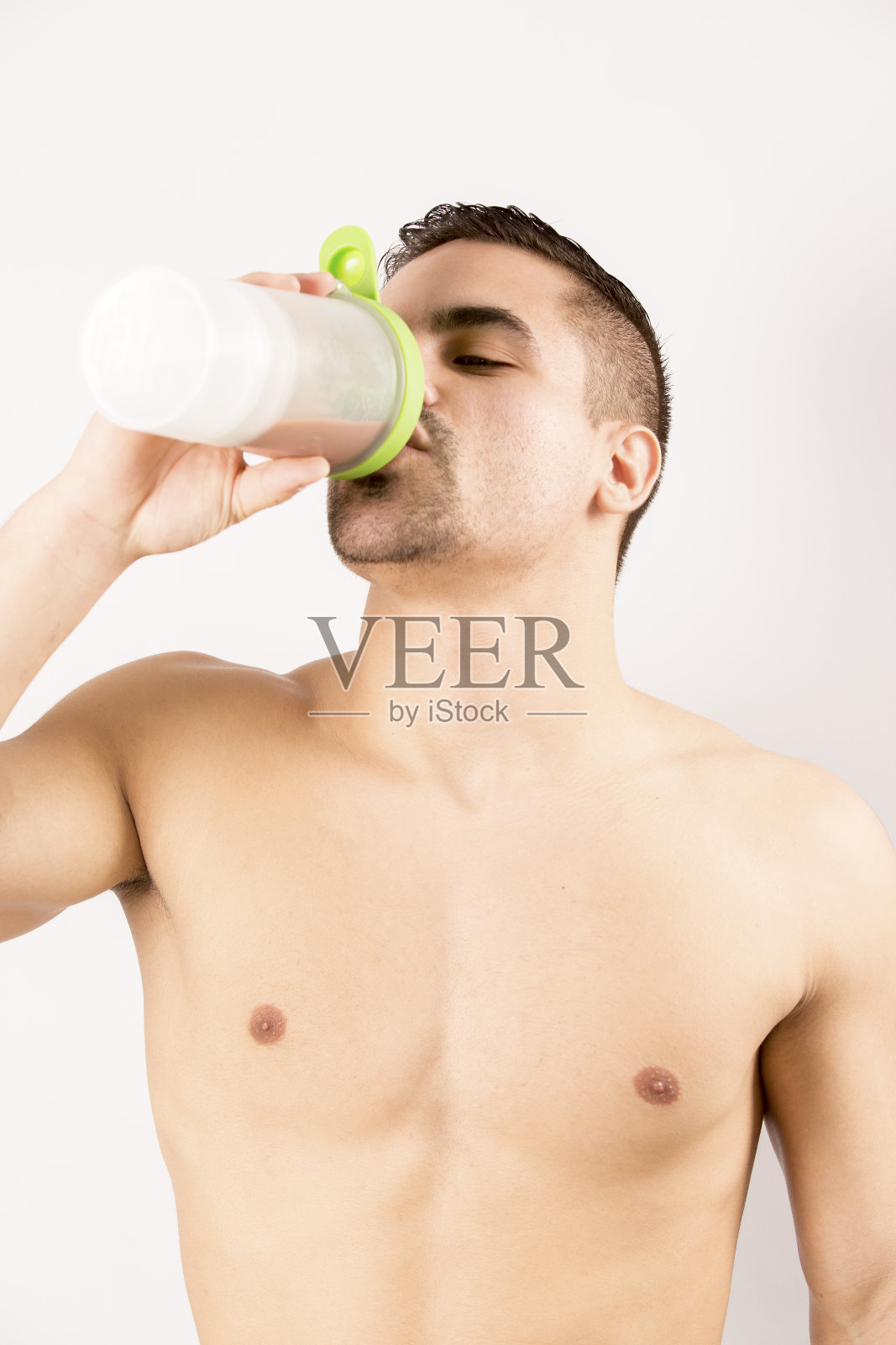 运动健将和蛋白质奶昔瓶照片摄影图片