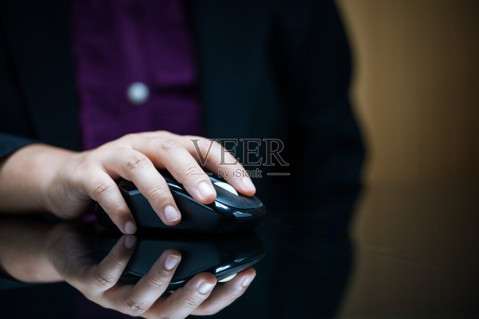 电脑鼠标上的女商人的手的特写照片摄影图片