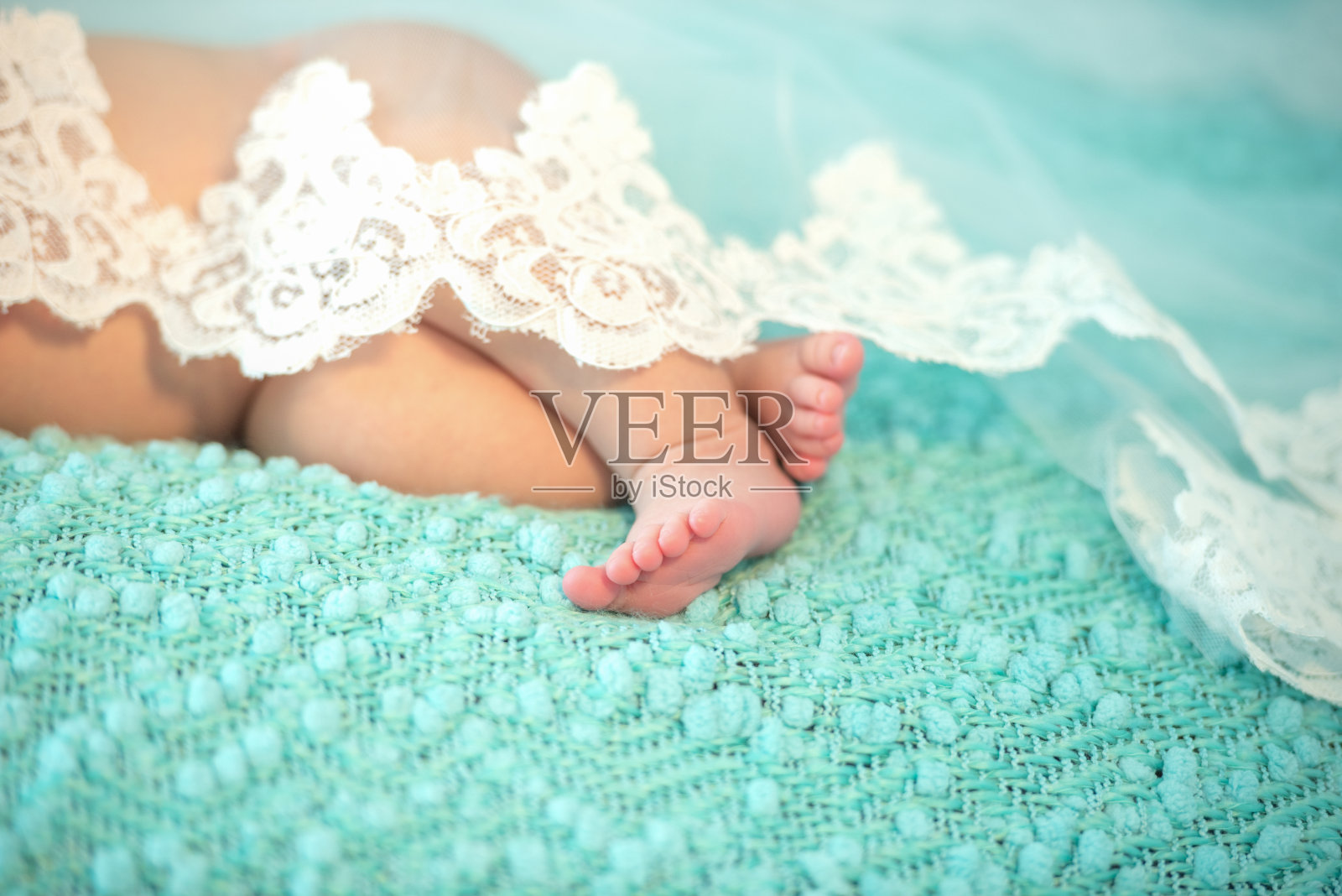 婴儿的脚在绿色的背景水平照片摄影图片