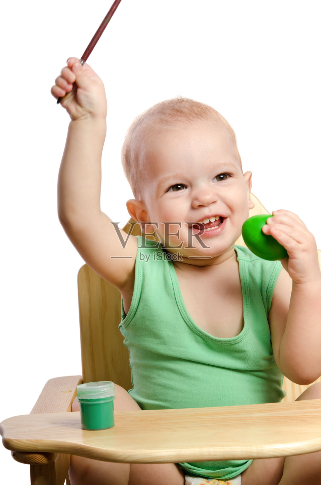 小男孩画鸡蛋孤立在白色照片摄影图片