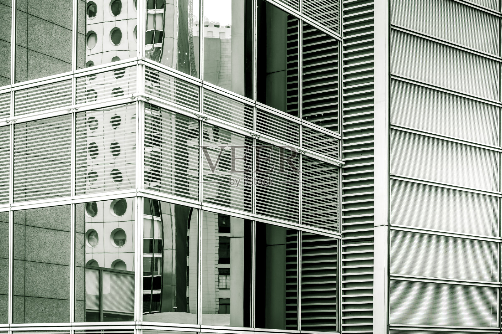 市中心企业商务区建筑，玻璃反光的办公建筑采用绿色调照片摄影图片