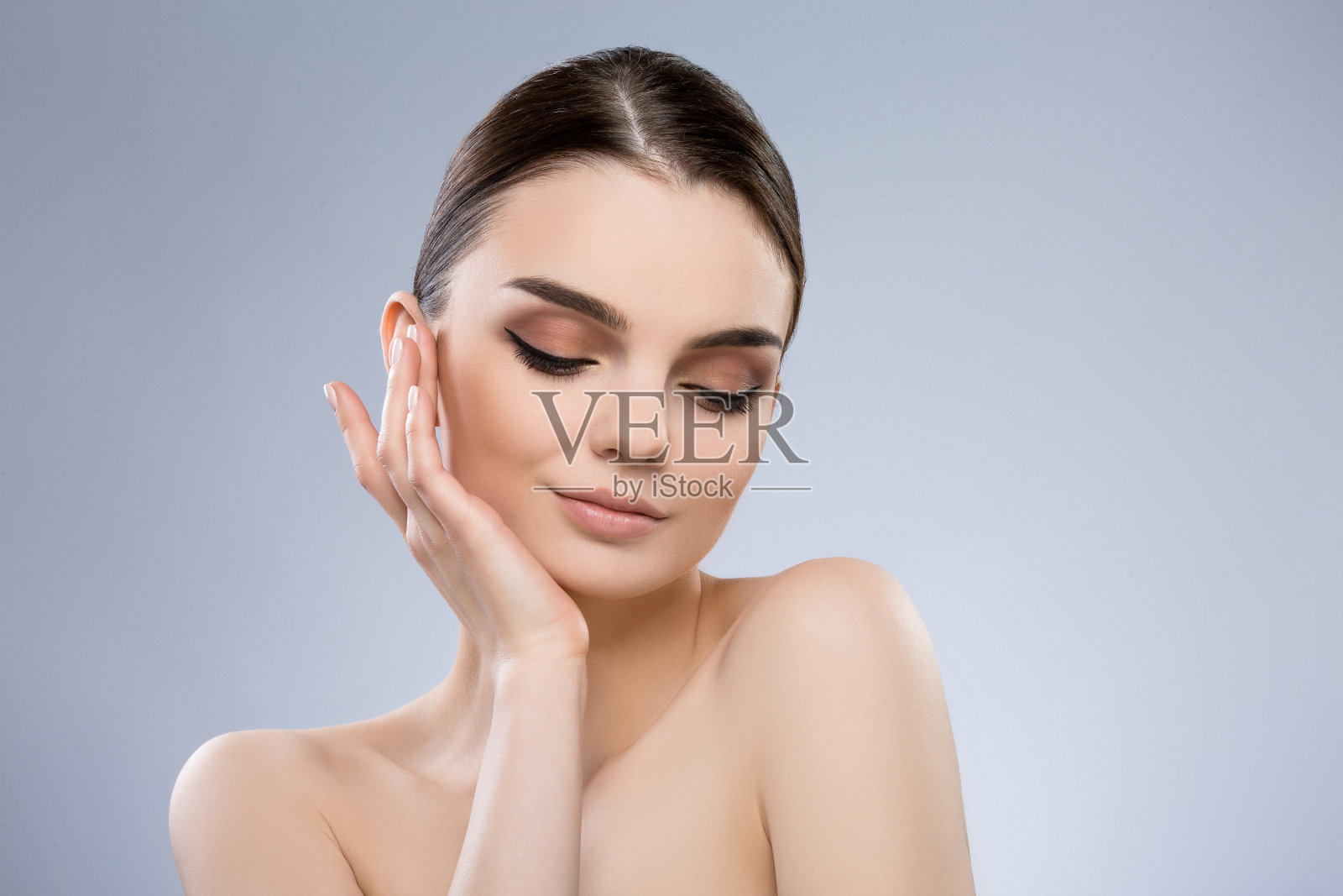 画室里的裸妆美女照片摄影图片