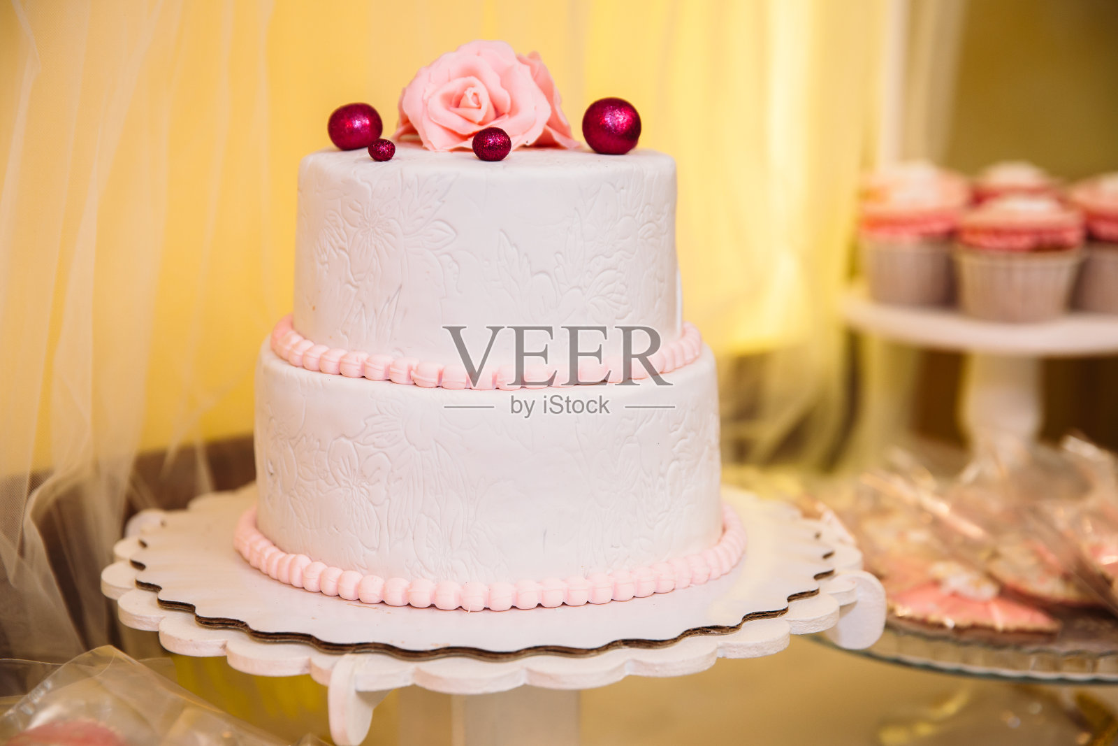 糖果酒吧。桌子上有糖果，糖果，甜点照片摄影图片