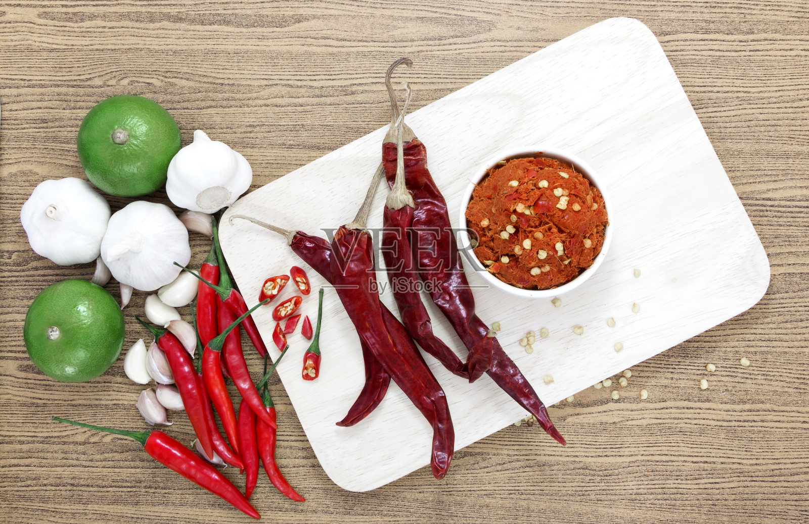 亚洲香草和辛辣的辣椒，大蒜，酸橙，干辣椒和咖喱酱在木制砧板上。照片摄影图片