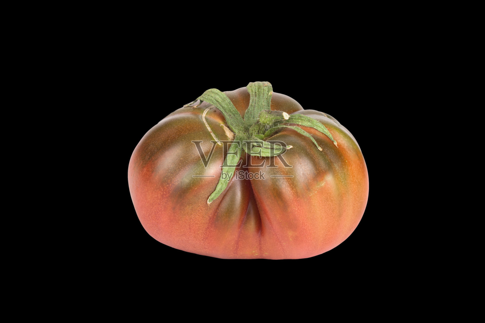 蕃茄绿色和红色，裂缝孤立在黑色背景照片摄影图片