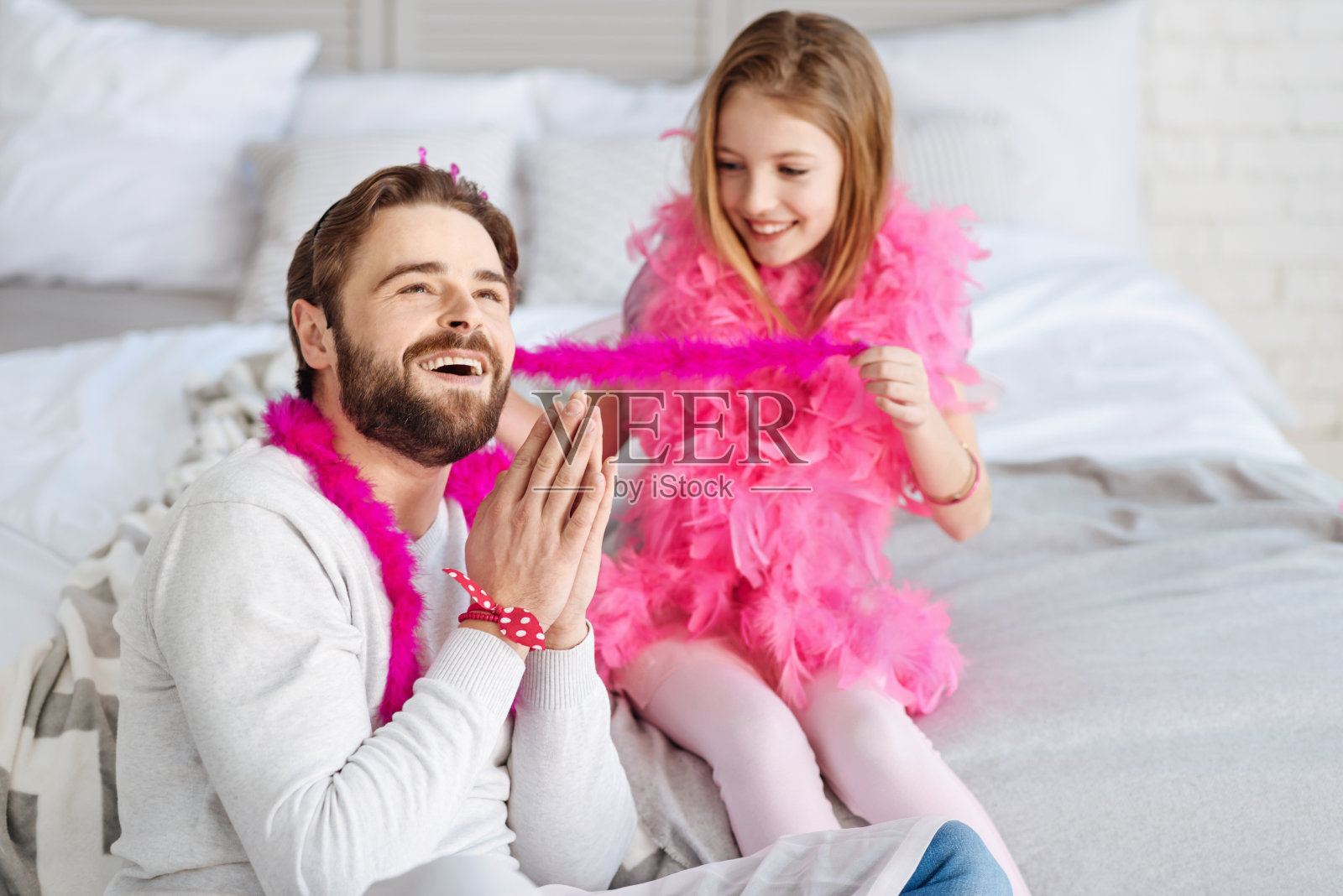 微笑的男人双手紧握照片摄影图片