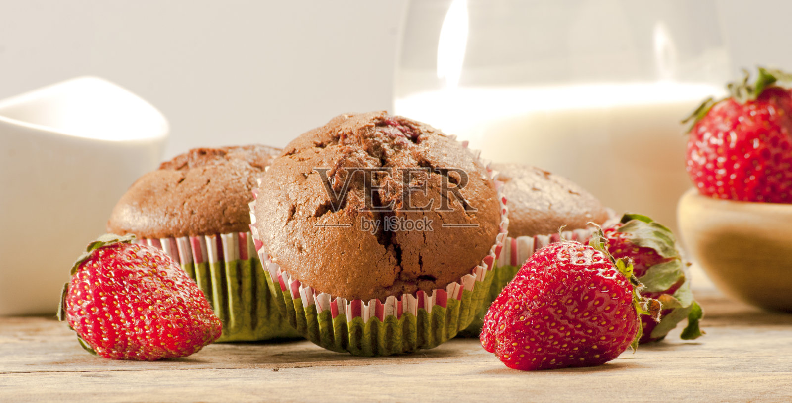 巧克力松饼配草莓照片摄影图片