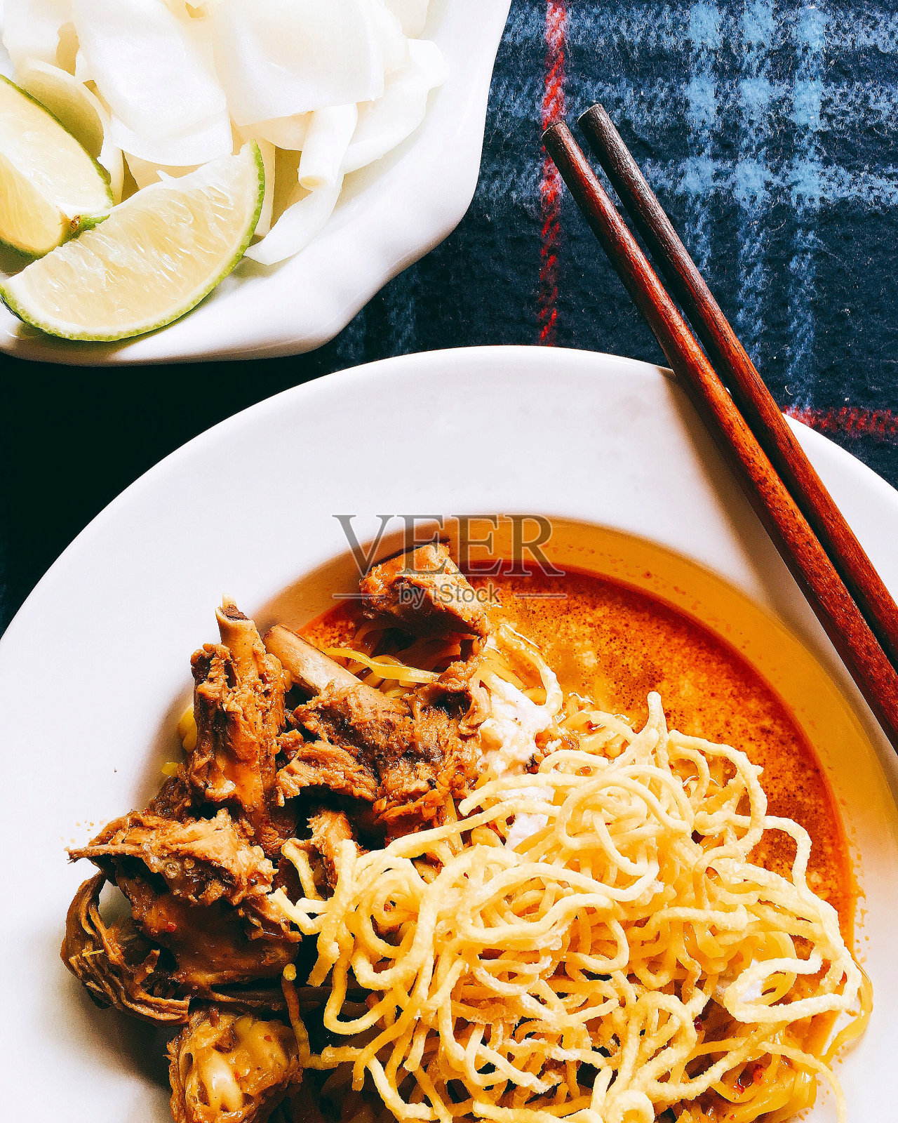 黄咖喱蛋面照片摄影图片