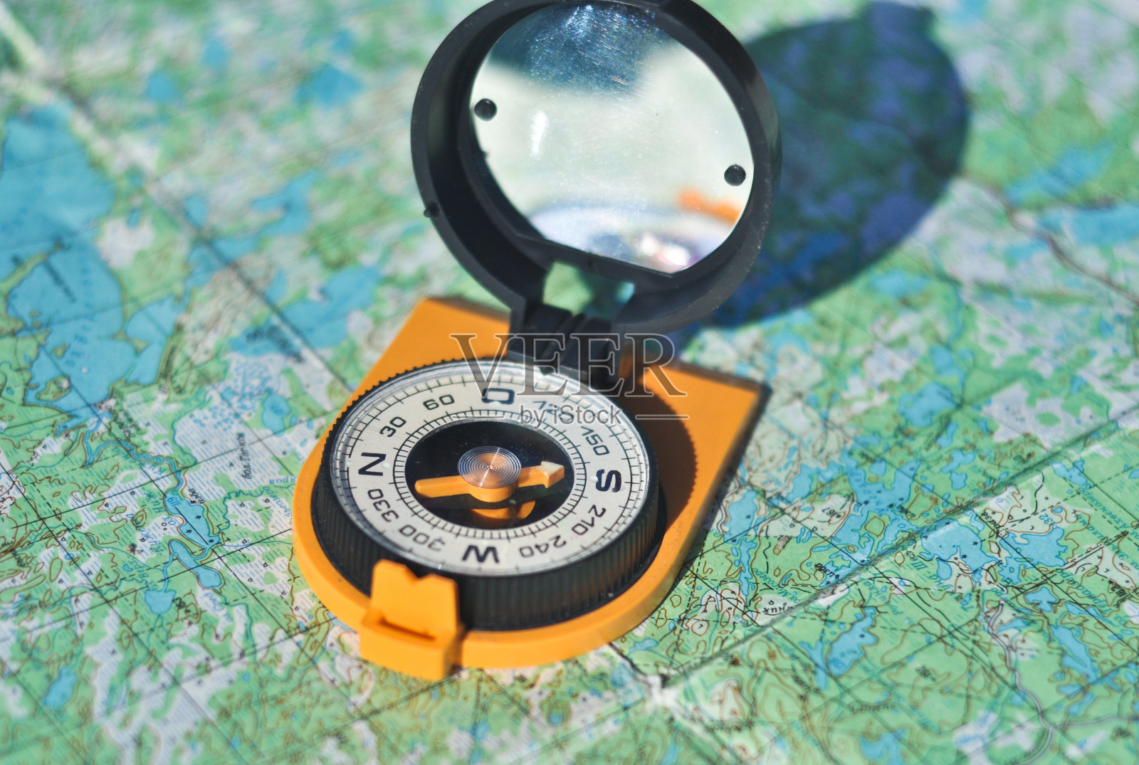 指南针,地图,户外。照片摄影图片