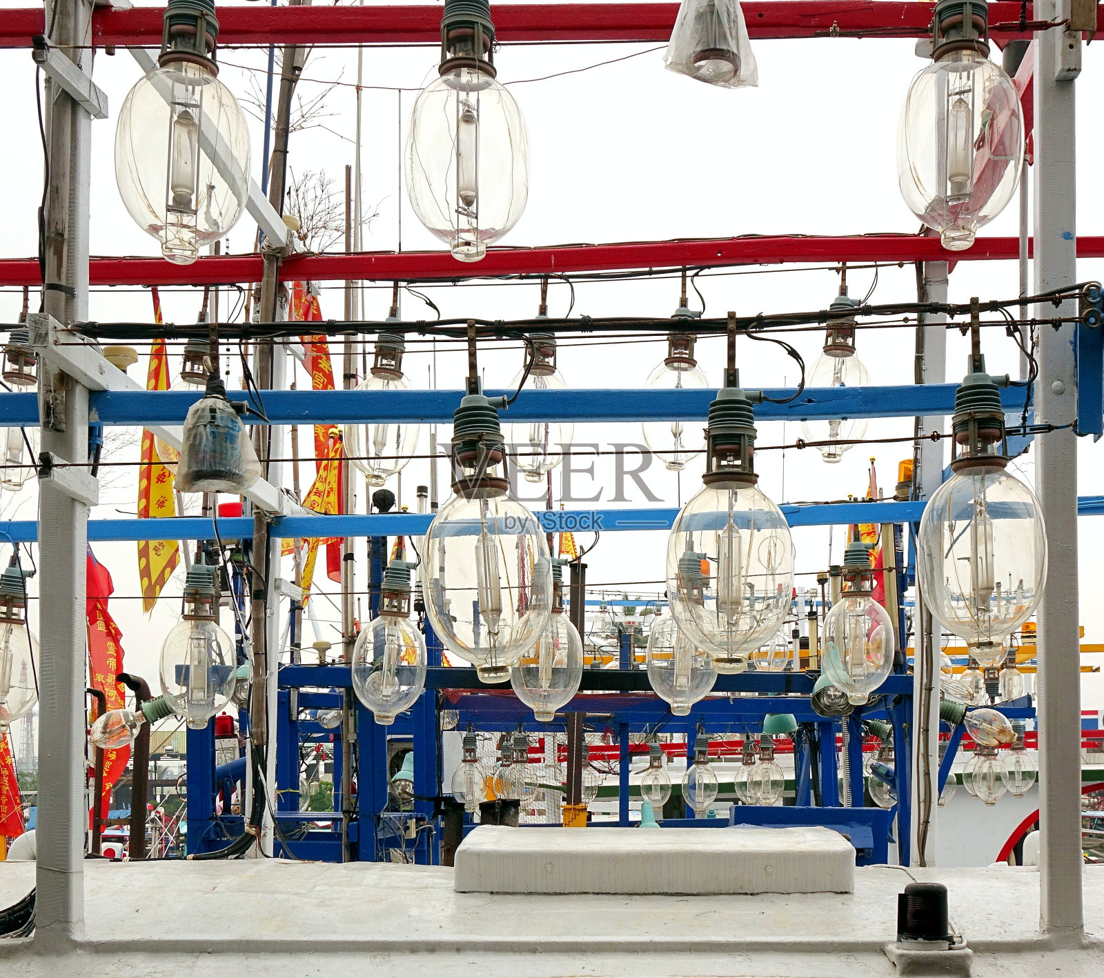 大灯泡钓鱼灯吸引器照片摄影图片