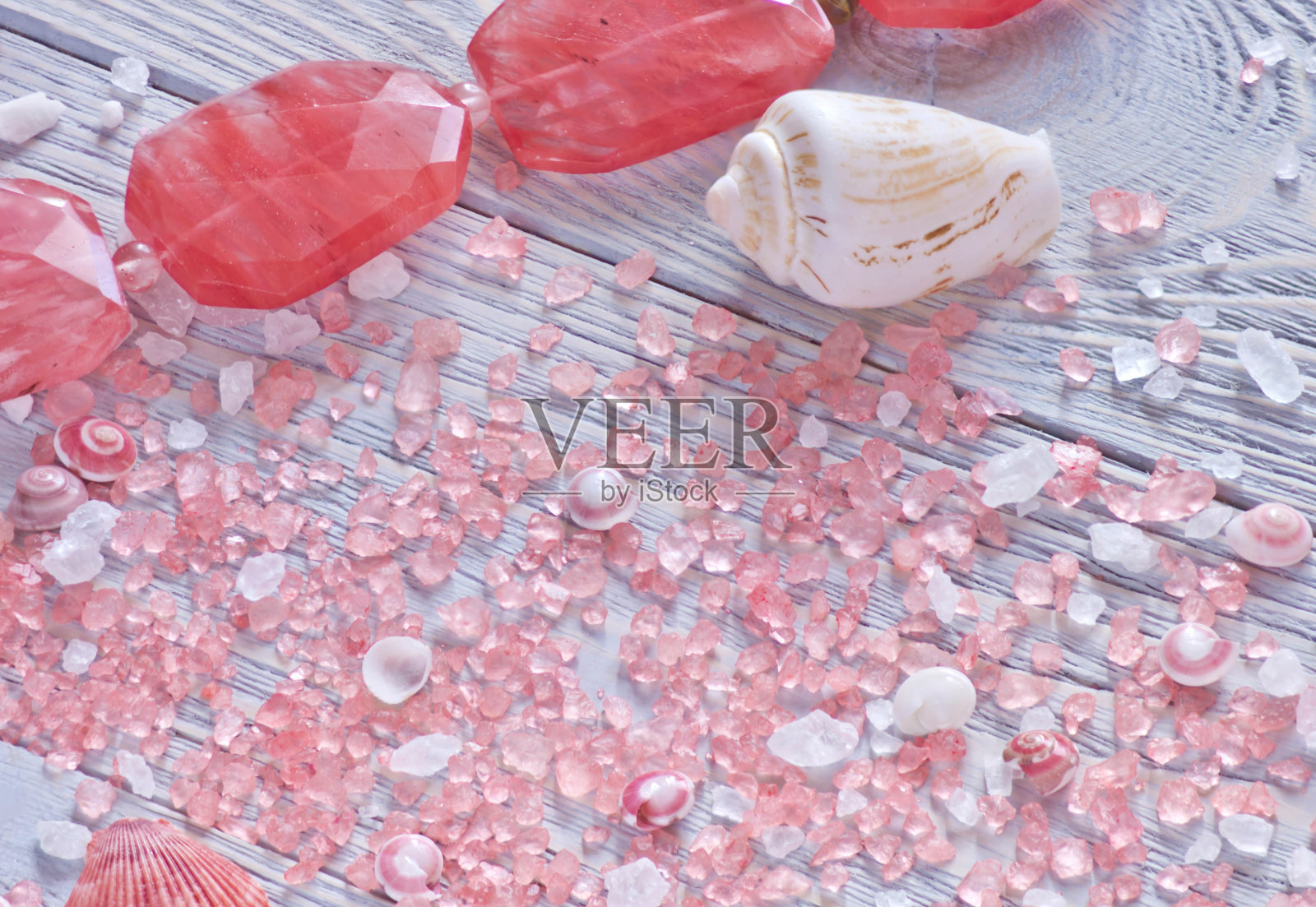 近距离观看贝壳，香薰盐和珊瑚项链。温柔的背景。照片摄影图片