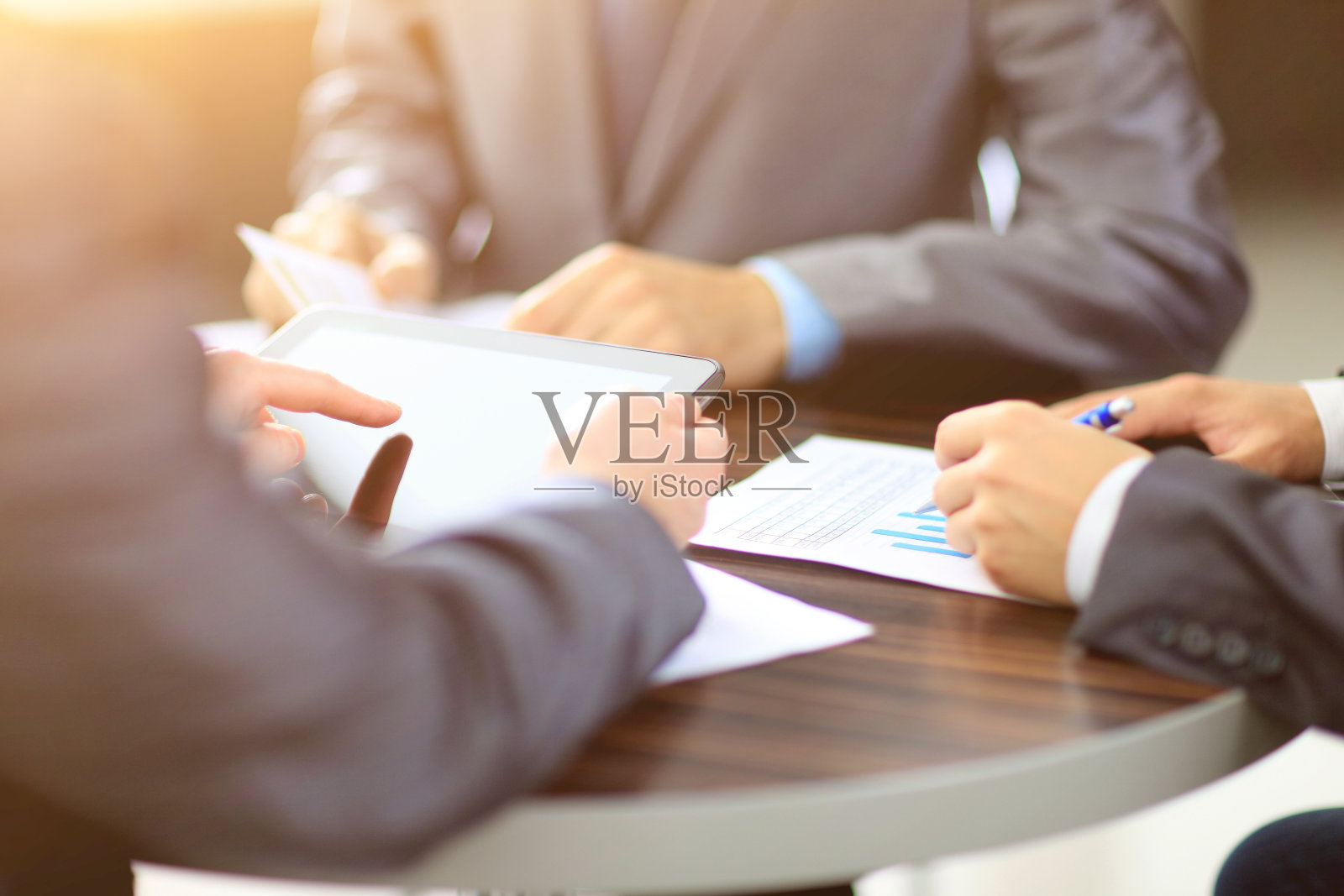 用平板电脑工作的人的手照片摄影图片