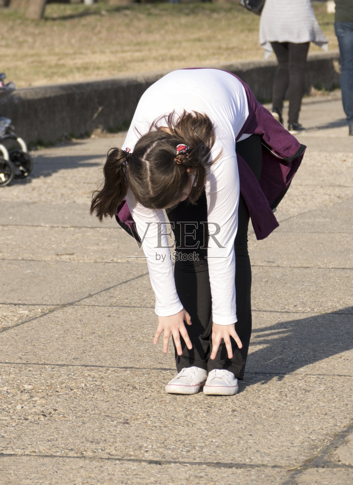 小女孩在公园里做运动照片摄影图片