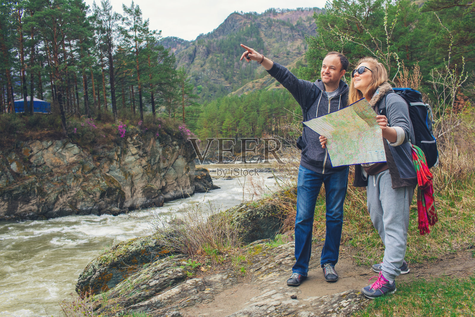 山里一对背着背包的年轻夫妇照片摄影图片