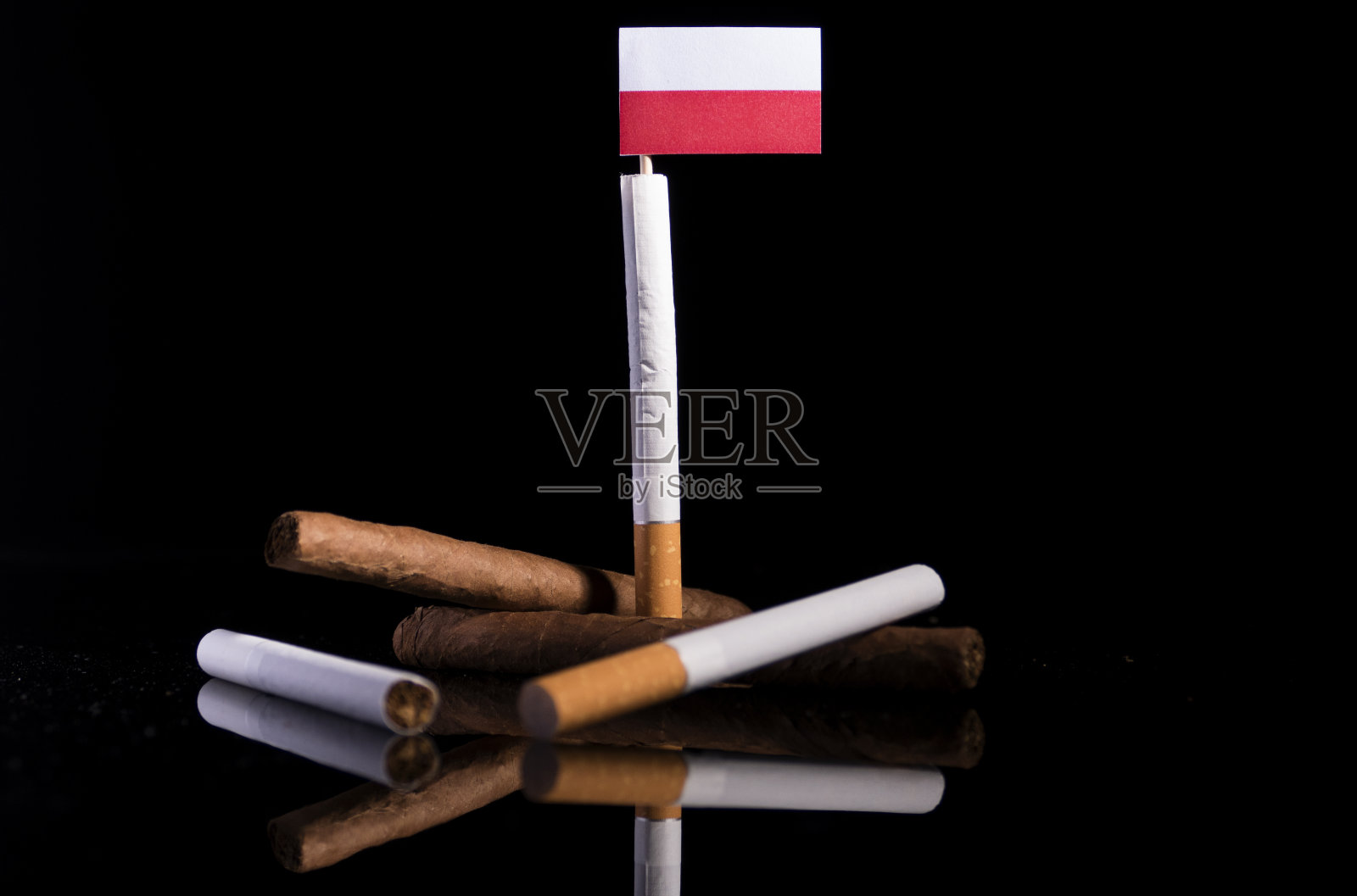 波兰国旗，香烟和雪茄。烟草行业的概念。照片摄影图片