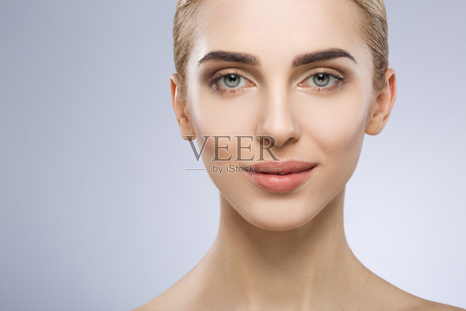 画室里的裸妆美女照片摄影图片