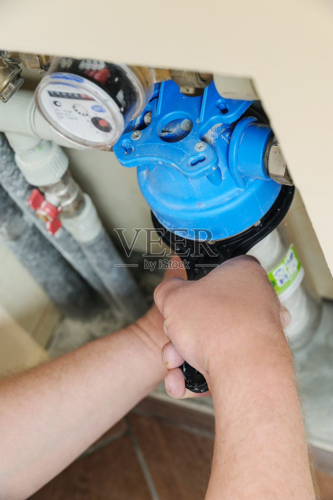 在管道上安装水过滤器。照片摄影图片