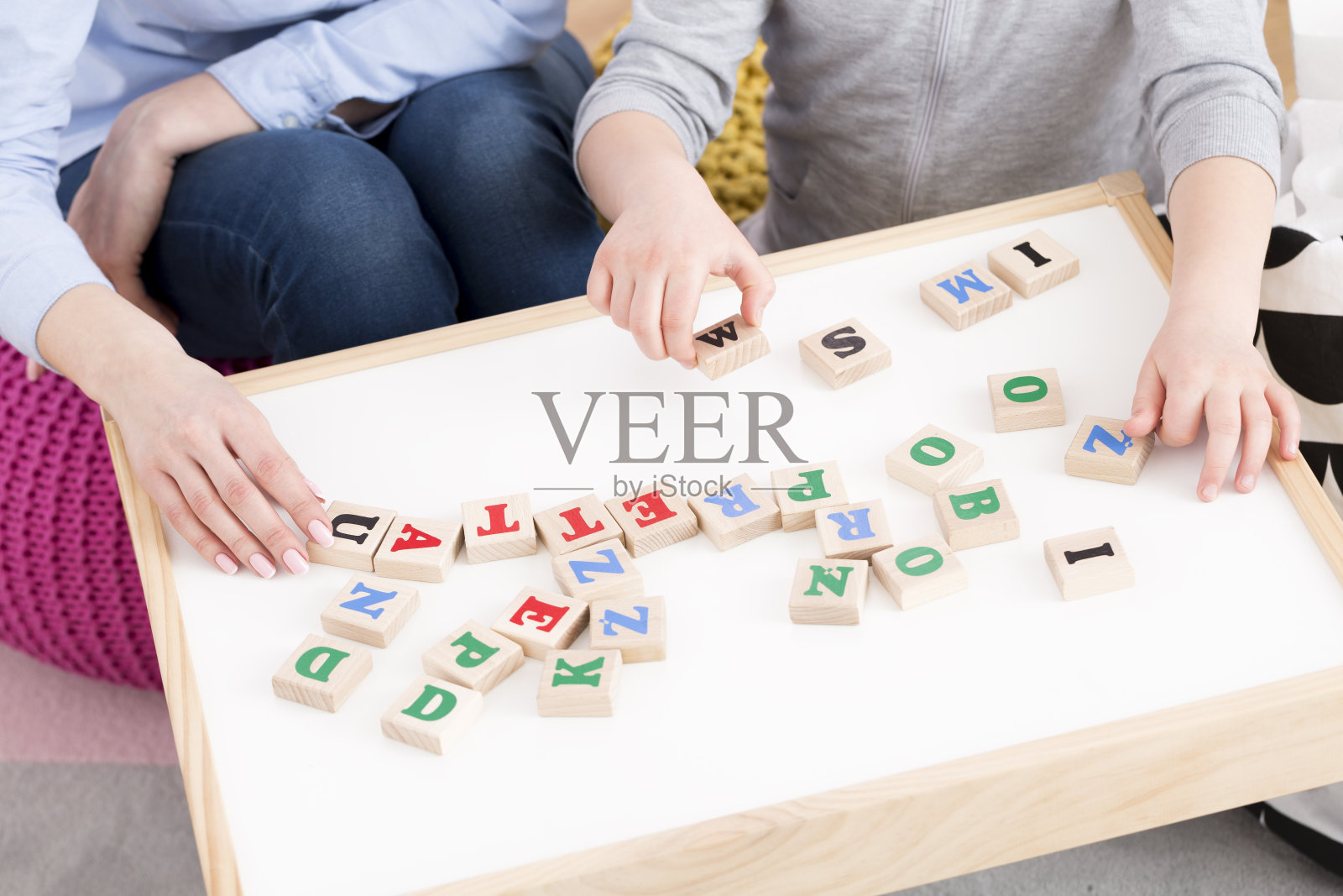 女人和女孩在玩积木照片摄影图片