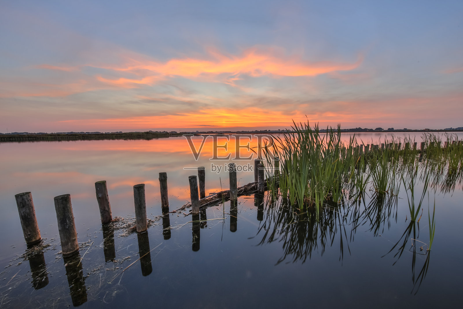 日落湖与河岸保护屏障照片摄影图片