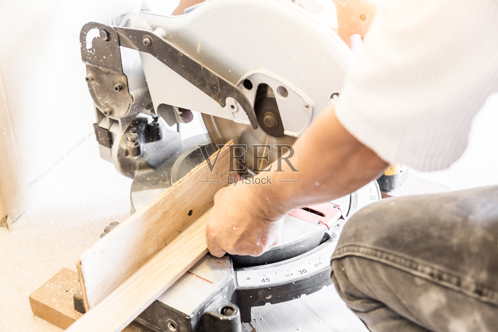 木工锯木工作在车间内部的施工理念照片摄影图片