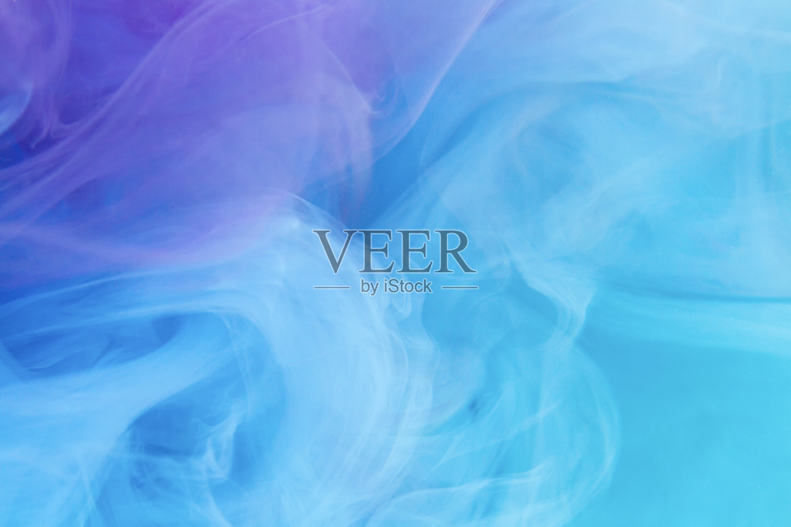 颜色进入液体，在运动中拍照。墨水在水中旋转。云丝墨在水孤立在白色的背景。色彩斑斓的水墨在水中，抽象的旗帜。照片摄影图片