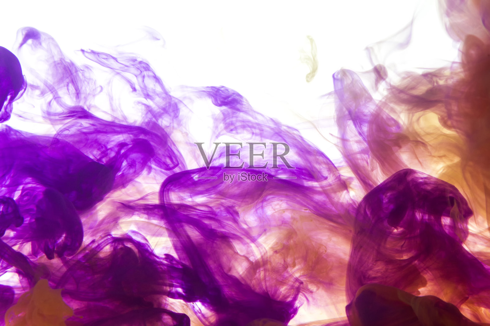 颜色进入液体，在运动中拍照。墨水在水中旋转。云丝墨在水孤立在白色的背景。色彩斑斓的水墨在水中，抽象的旗帜。照片摄影图片