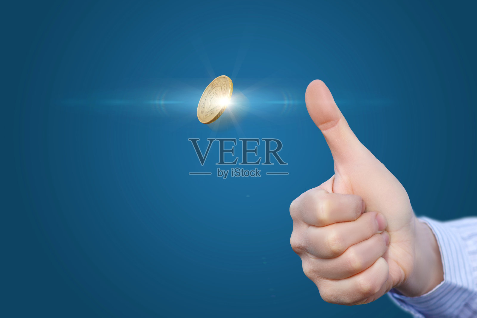 手扔硬币。照片摄影图片