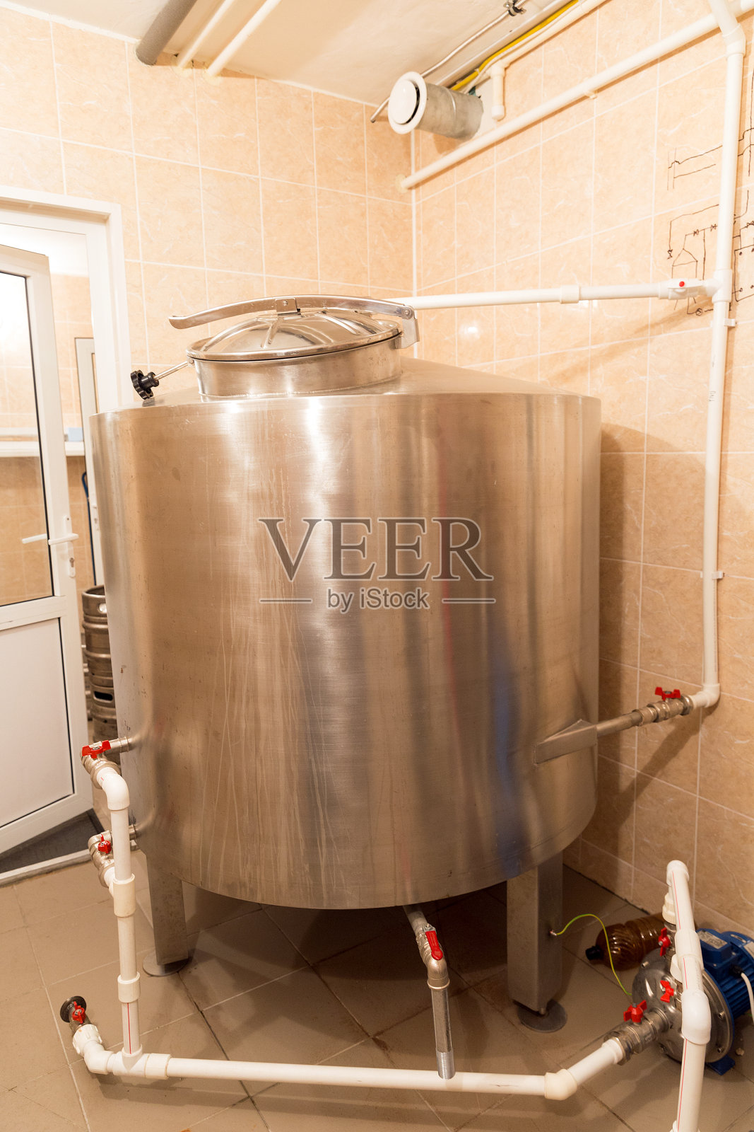 坦克在啤酒厂照片摄影图片