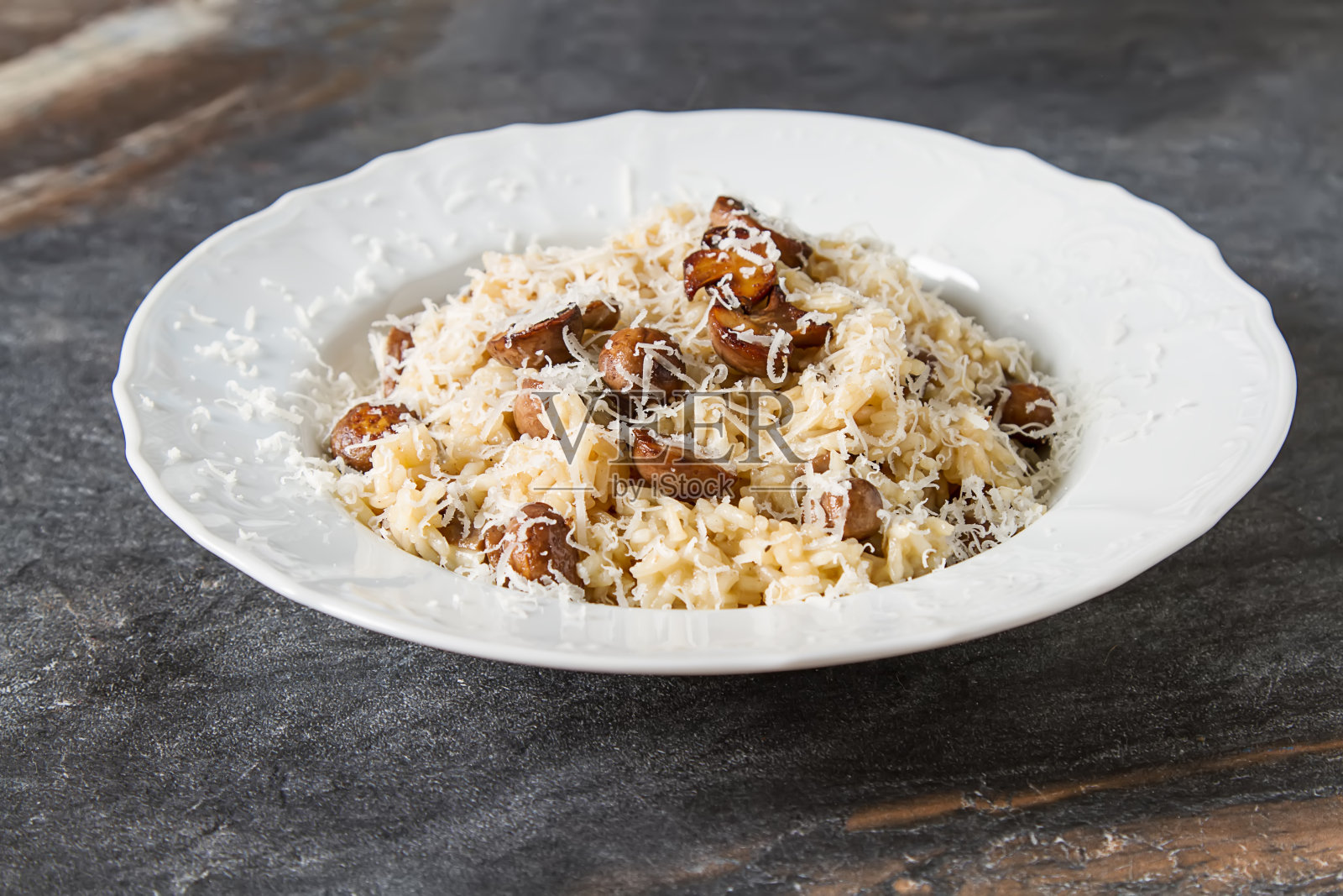 蘑菇意大利调味饭配帕尔马干酪。意大利菜。简单的背景。照片摄影图片