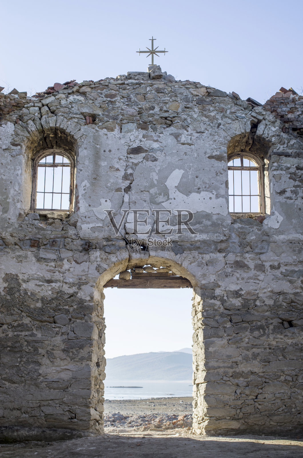 保加利亚Jrebchevo大坝的一座被毁的乡村教堂照片摄影图片