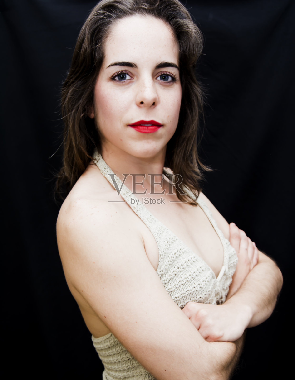 一个美丽的蓝眼睛女人的肖像在黑色的背景照片摄影图片