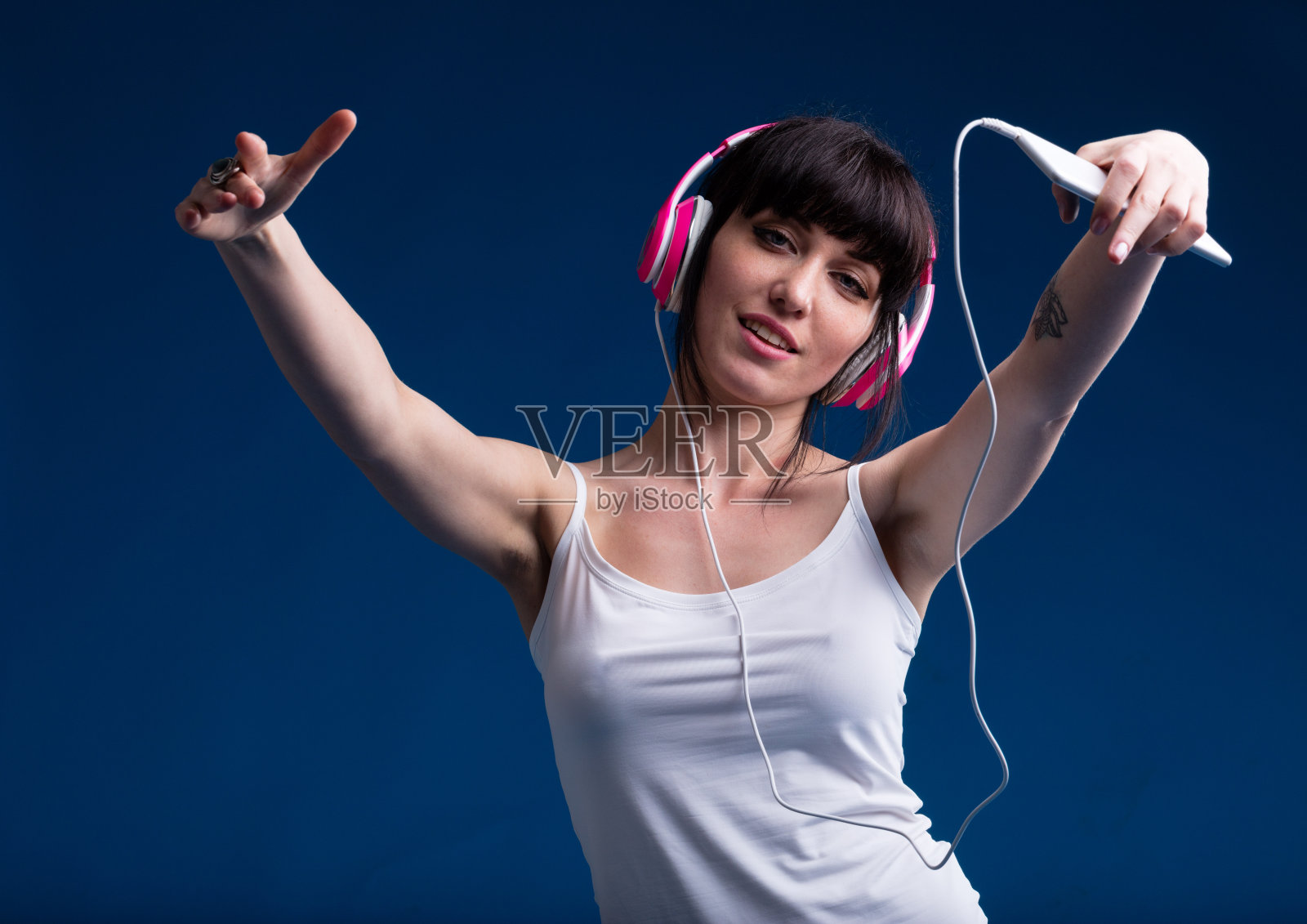 穿着内衣听音乐的年轻女子照片摄影图片