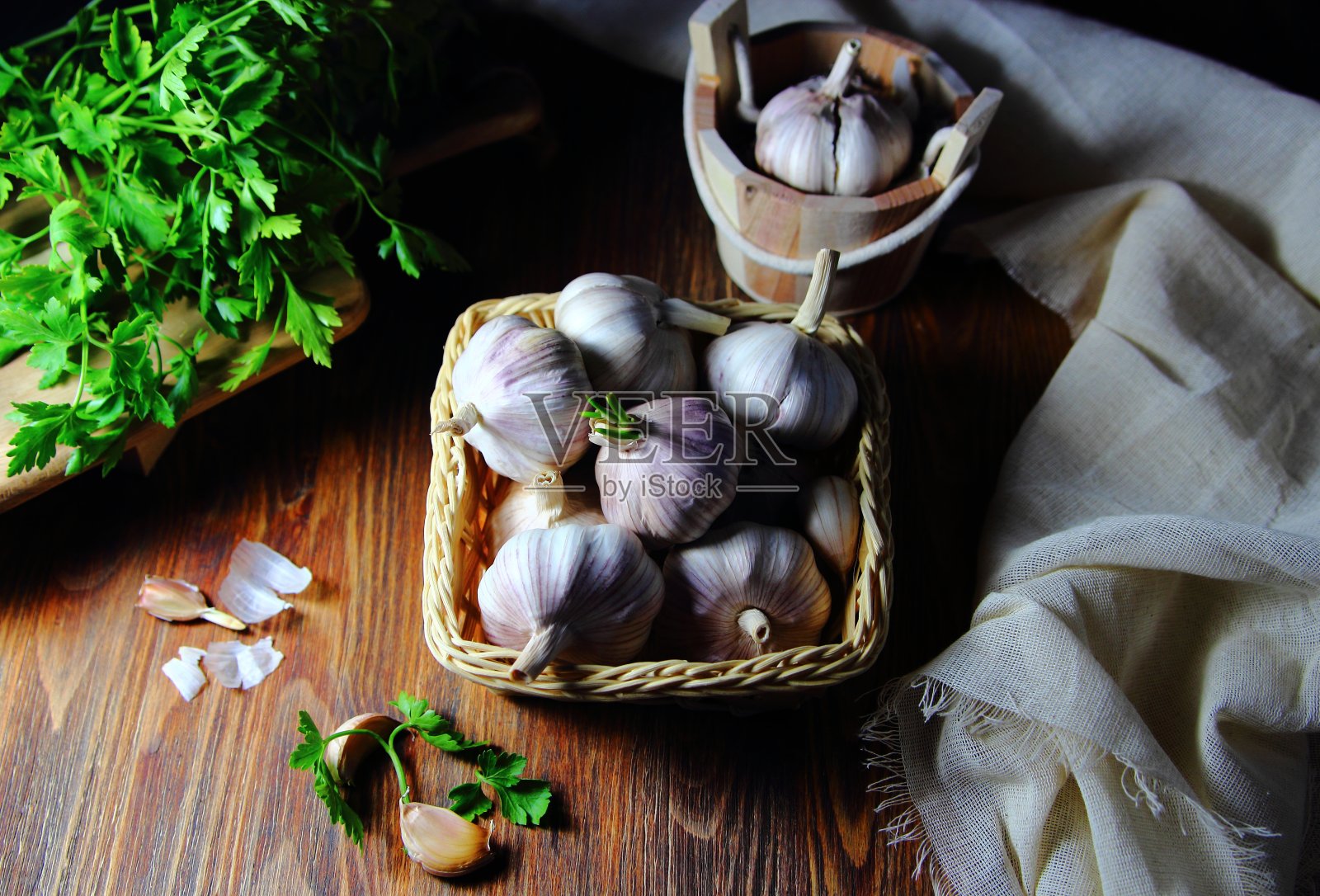篮子里的大蒜照片摄影图片