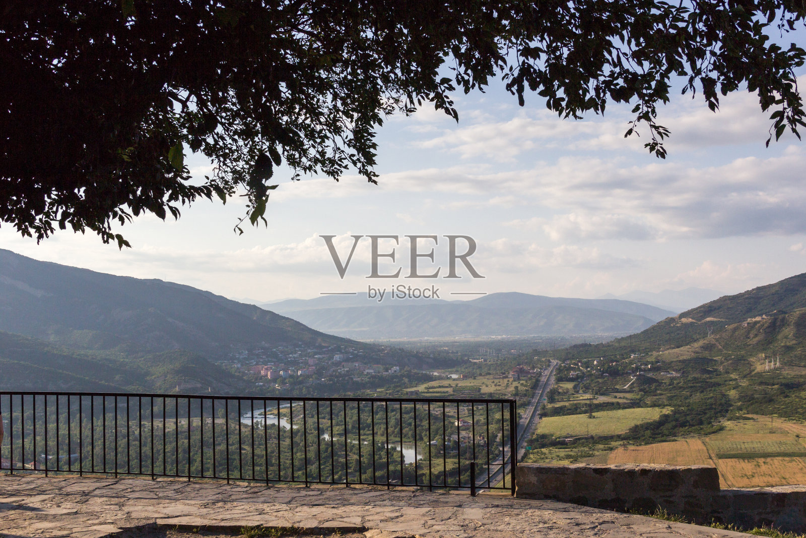 Mtskheta,格鲁吉亚。古老的世界遗产，格鲁吉亚东正教Jvari修道院在春天绿色山谷，风景优美的小山，多云的天空背景。照片摄影图片