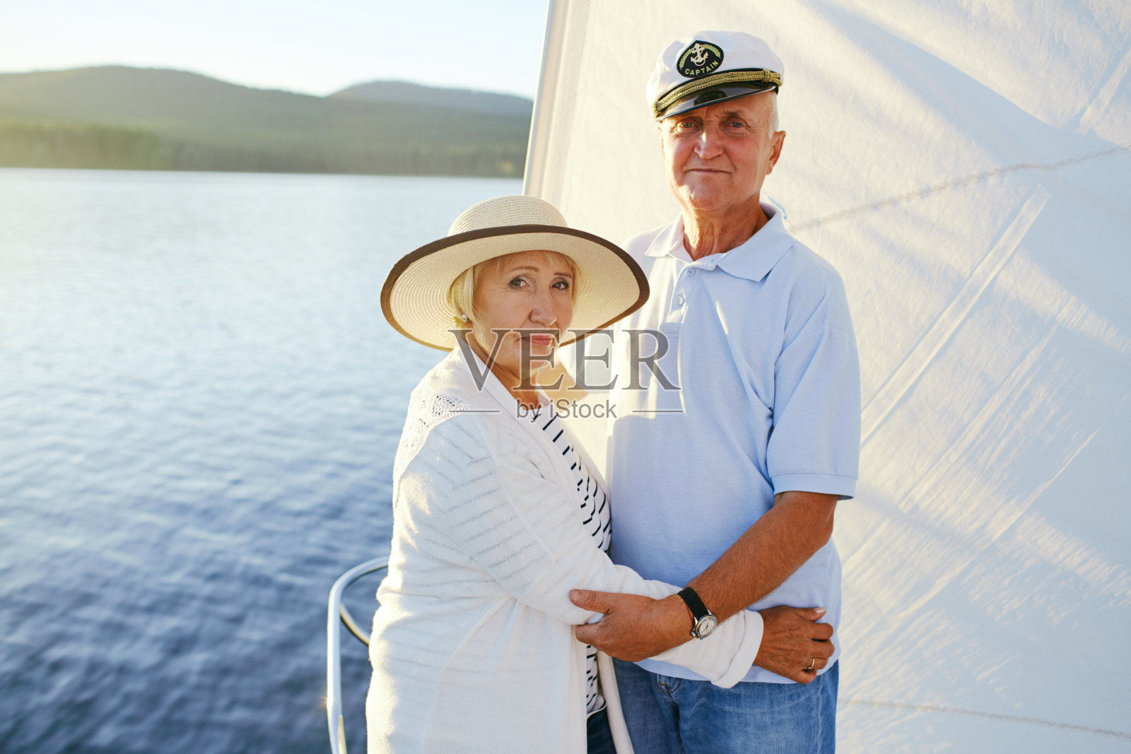 乘坐游艇照片摄影图片