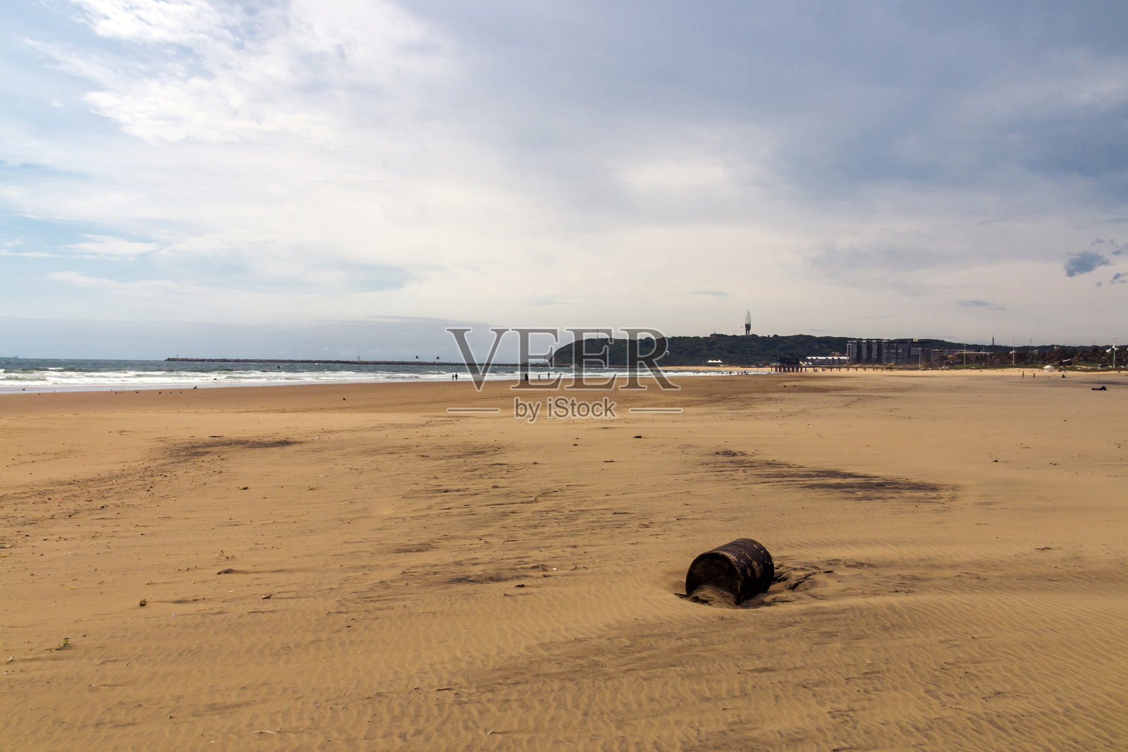 空荡荡的海滩上生锈的金属垃圾桶照片摄影图片