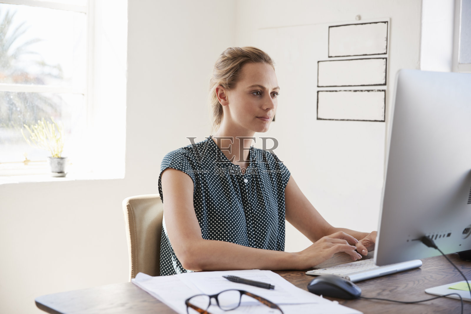 一男一女拿着文件在办公室里，微笑着，特写照片摄影图片