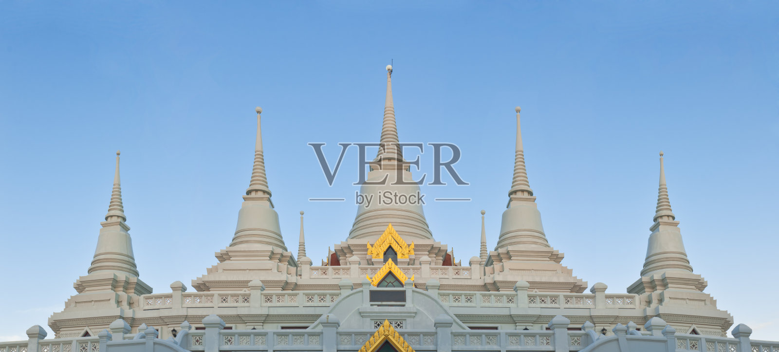 泰国佛教风格的塔在佛教寺庙的全景照片摄影图片