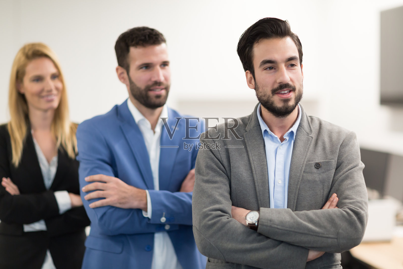 一群在公司办公室工作的成功的商业人士照片摄影图片