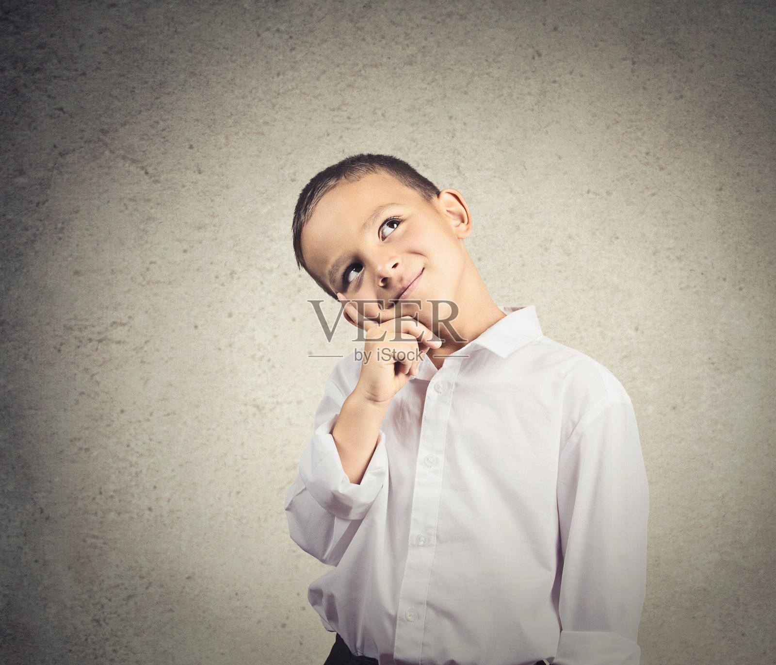 思考、做白日梦的孩子，男孩想象未来照片摄影图片