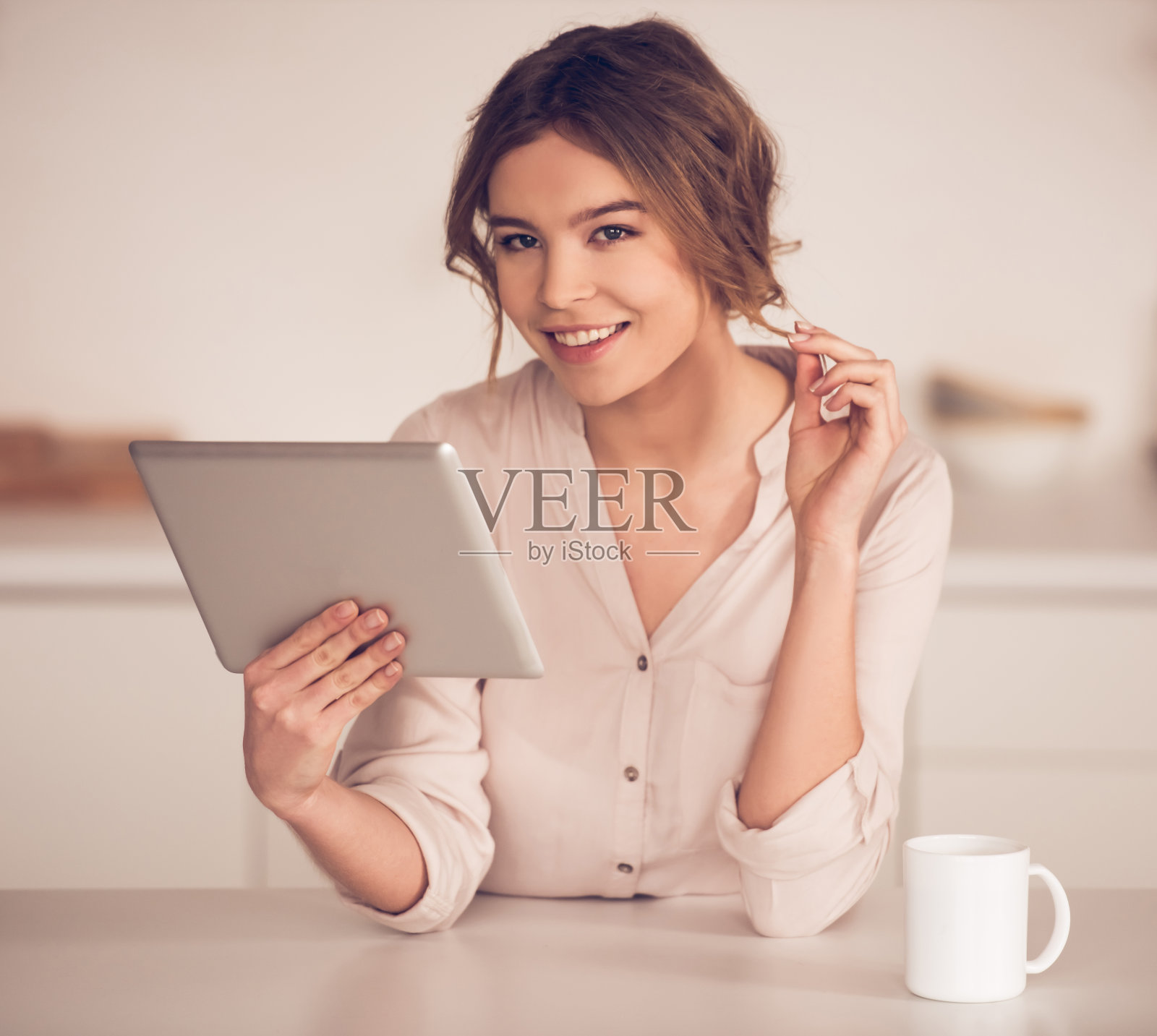 厨房里的美女照片摄影图片