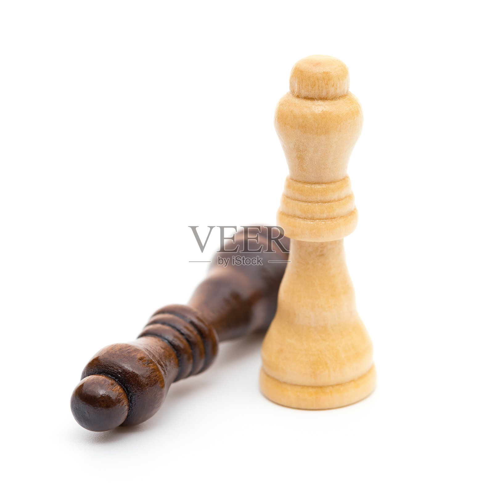 白色背景下的象棋王照片摄影图片