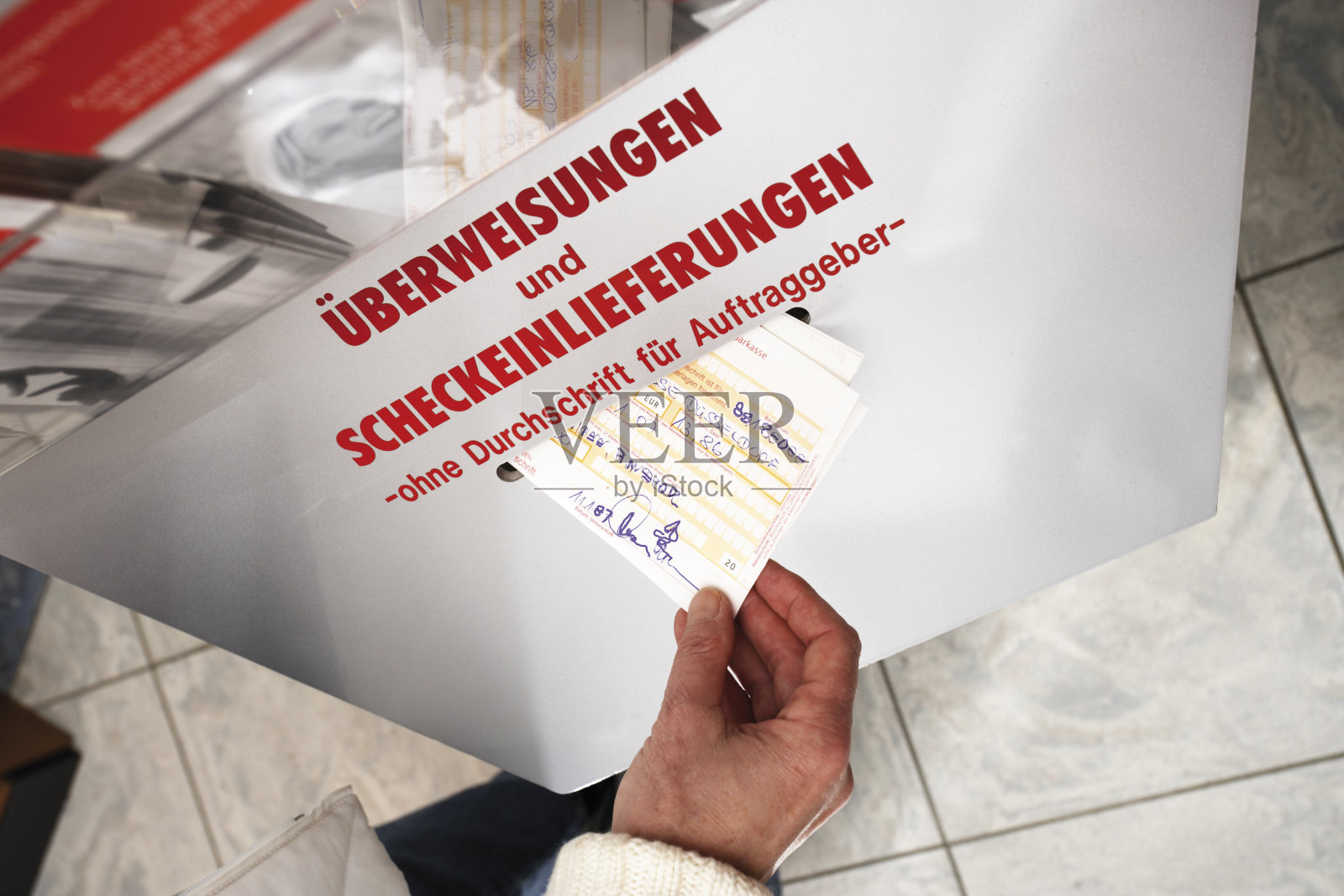 人手投转银行信箱，高架观景照片摄影图片