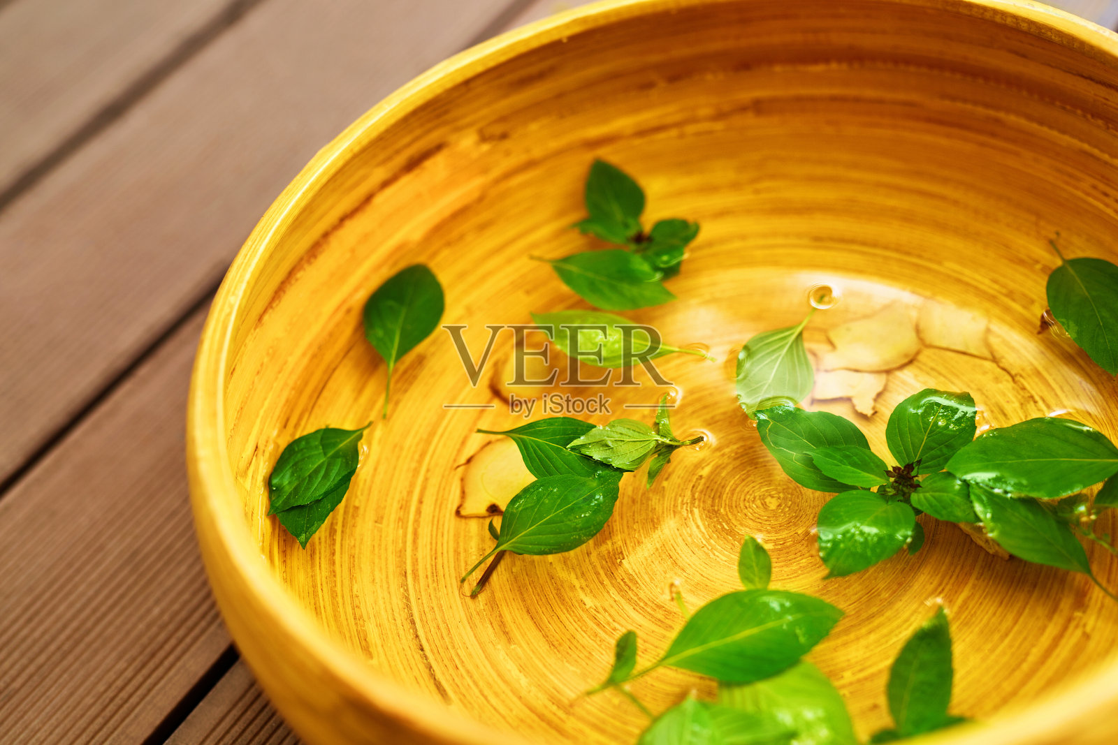 水疗的身体治疗。脚盆地,碗里。皮肤护理按摩疗法照片摄影图片