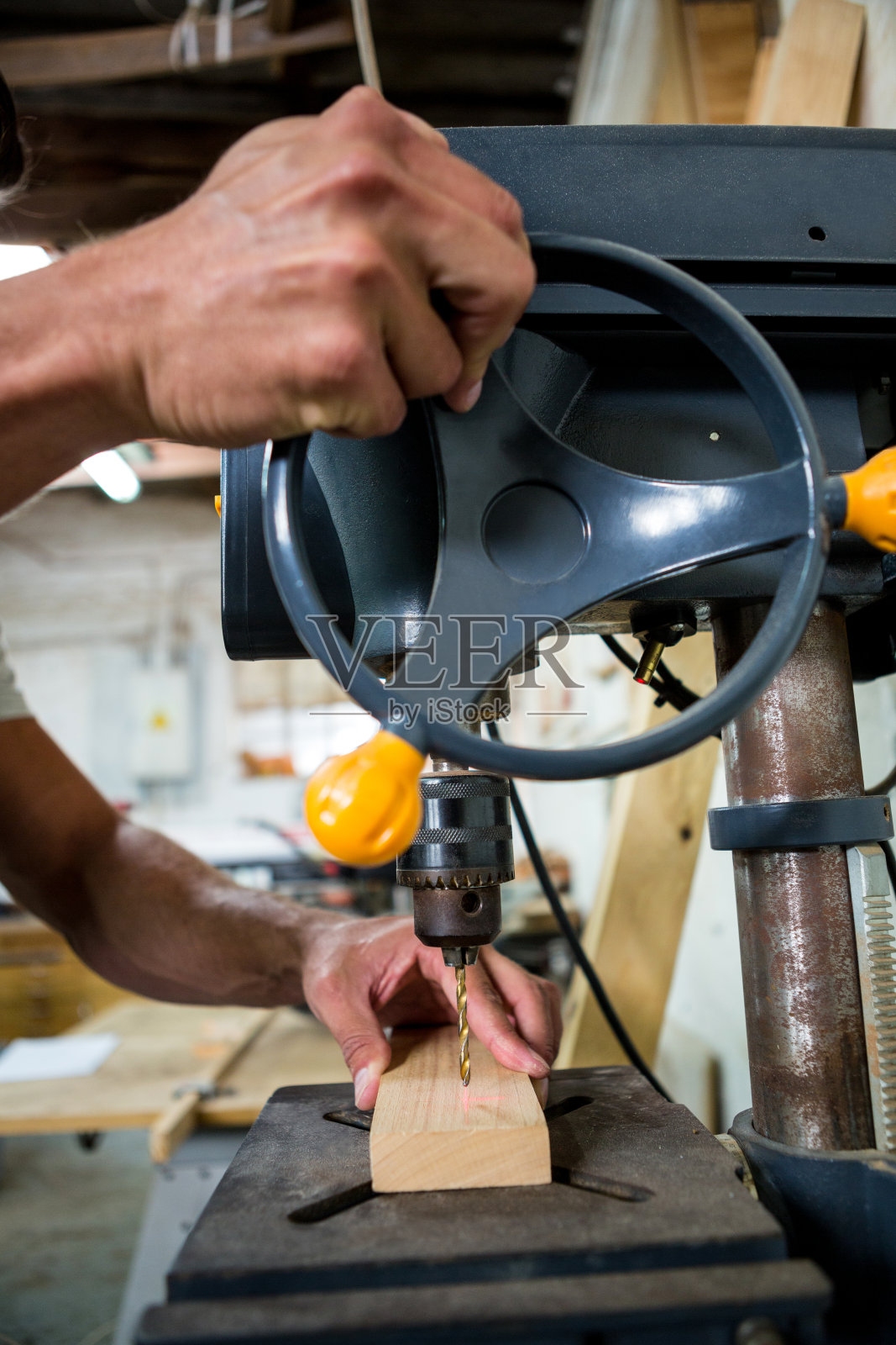 用钻头的木匠照片摄影图片