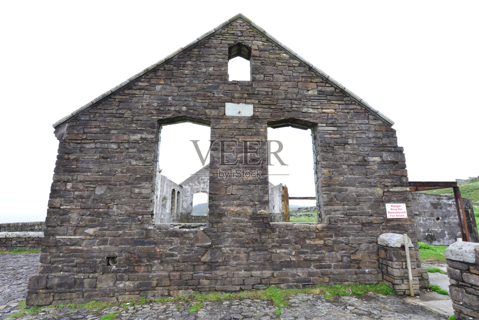 废墟中留下的石头建筑照片摄影图片