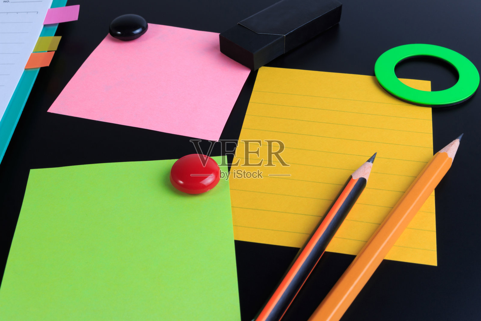 在黑板背景上的办公室物体。照片摄影图片