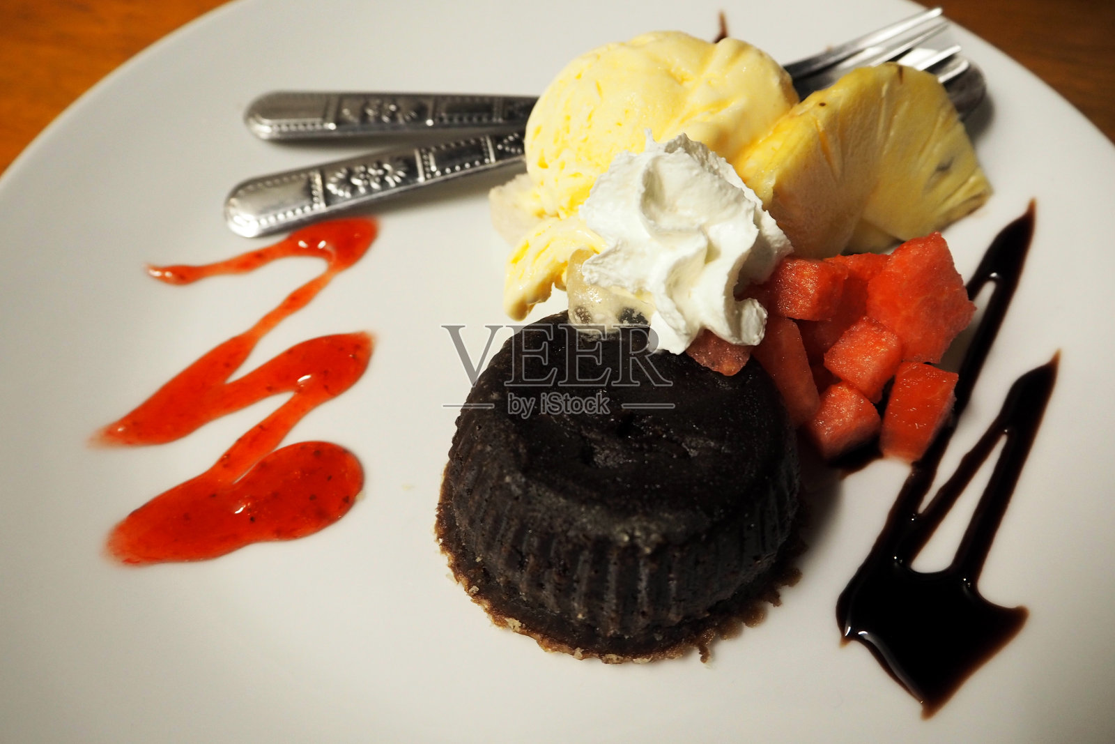 热巧克力熔岩蛋糕配香草冰淇淋照片摄影图片